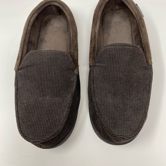 Men’s Isotoner Chocolate Brown Slippers Size 9.5 - 10.5 - Picture 3 of 5